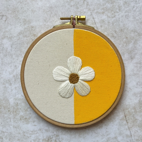 haftowany tamborek z rumiankiem